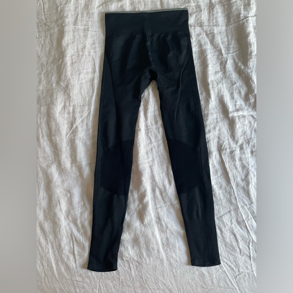 UNIQLO AIRISM SEAMLESS HIGH RISE SUPPORT LEGGINGS - Picture 2 of 4